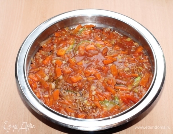 Овощи с гречкой не перемешивать! Накрыть сотейник неплотно крышкой или фольгой и тушить в духовке при температуре 180°C 25–30 минут до готовности гречки.