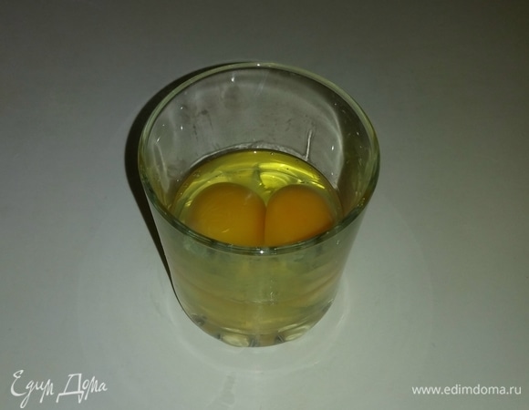 Подготавливаем куриное яйцо и желток от второго яйца для теста (белок от второго яйца оставляем для смазывания печенья).