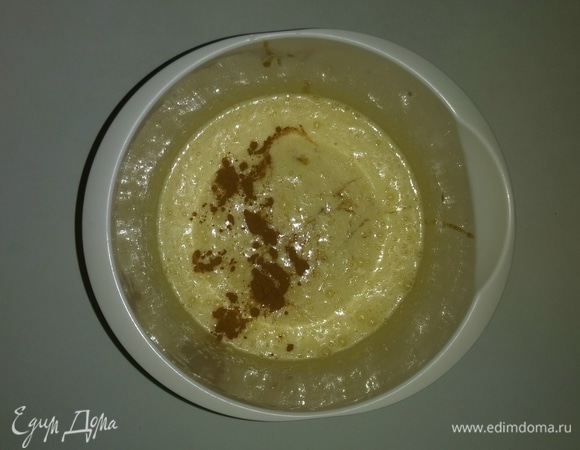 Затем добавляем в емкость для теста корицу и гречишный мед. И еще раз все перемешиваем миксером до однородного состояния.