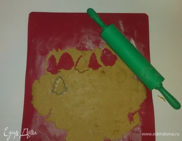 Спустя полчаса достаем тесто из холодильника и, посыпав доску мукой, раскатываем его так, чтобы толщина раскатанного пласта теста была 2 мм. После чего вырезаем из теста различные фигурки. Я делю тесто пополам и вначале раскатываю только одну половину, убрав вторую обратно в холодильник. Но это кому как удобнее.