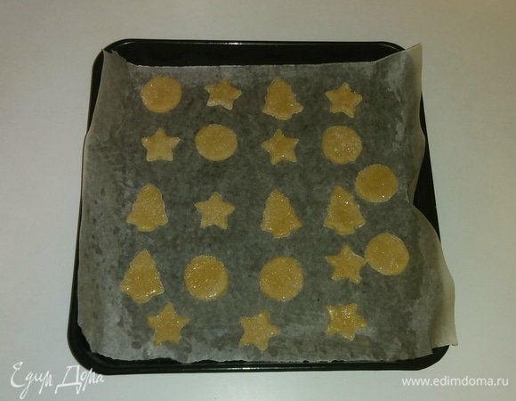 Берем противень, на котором будем выпекать печенье, застилаем его пекарской бумагой и смазываем ее оливковым маслом. Затем выкладываем печенье. Разогреваем духовку до 180°C и ставим в нее противень с печеньем на 7–8 минут. Время приготовления зависит от вашей духовки.