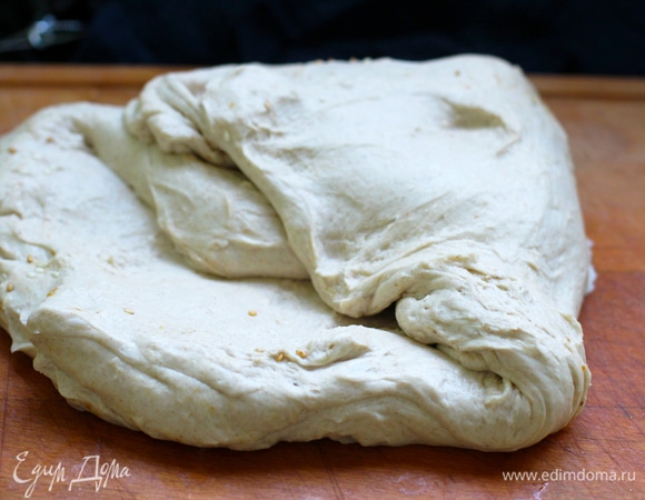 Выложить в смазанную маслом миску, затянуть пленкой. Брожение ~ 3 часа. Каждый час делать растягивание и складывание теста.