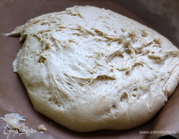 Тесто после складываний и обминок набирает силу, подрастает.