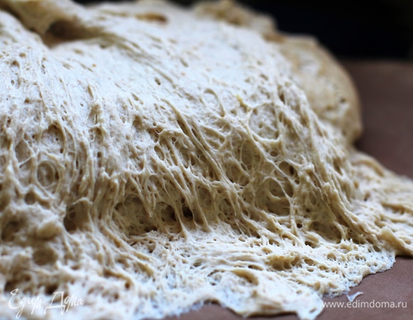 После 3 часов все тесто покрыто пузырями, оно довольно влажное и текучее. Я работаю смазанными маслом руками.