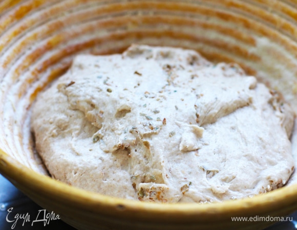 Формовка у меня в ротанговой корзине, посыпанной рисовой мукой и отрубями. Рисовая мука хороша тем, что при выпечке она не горит и оставляет белые колечки, что смотрится как настоящий крафтовый хлеб. Расстойку также можно делать в холодильнике 10 часов при 8°С.