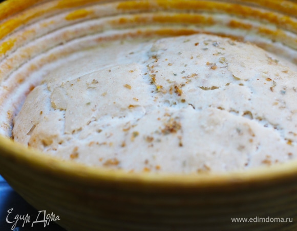 После 1 часа расстойки нагреваем духовку до 250°C. Продолжаем расстойку еще около 20 минут. Переворачиваем корзину, делаем надрезы (я не делала), наливаем в поддон печки 1 стакан кипятка или срызгиваем духовку. Выпечка при 250°C на камне — 10 минут, с паром. И еще минут 35 при 230°C. Или выпечка в казане на 250°C 20 минут под крышкой, затем на 230°C 15 минут без крышки.