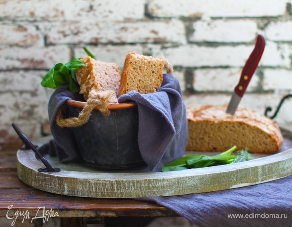 Хлеб остудить на решетке, чтобы не отмокло донышко. Такой хлеб не имеет кислого вкуса, только свежий сливочный вкус и запах.