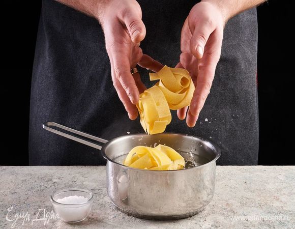 В подсоленной воде отварите папарделле так, как указано на упаковке.