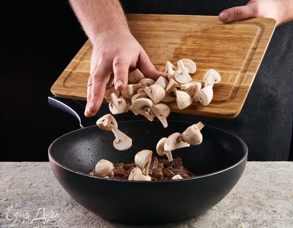 На сковороде в растительном масле обжарьте мясо и грибы до образования корочки.