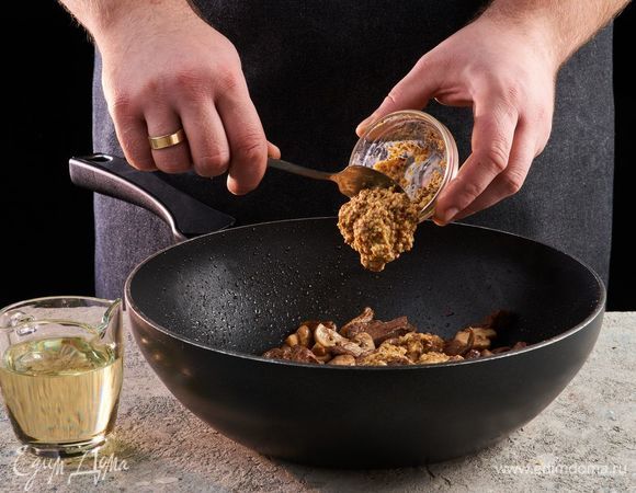 Добавьте горчицу и вино, потушите 7 минут.