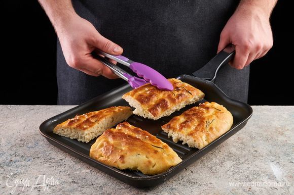 Хлеб разрежьте и обжарьте с двух сторон на сковороде-гриль.