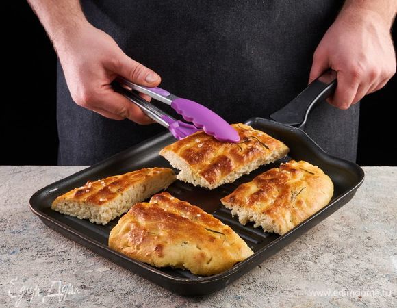 Хлеб разрежьте и обжарьте с двух сторон на сковороде-гриль.