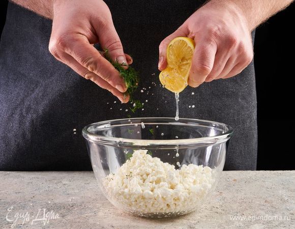 Смешайте творог и мелко нарезанный укроп, сбрызните лимонным соком.