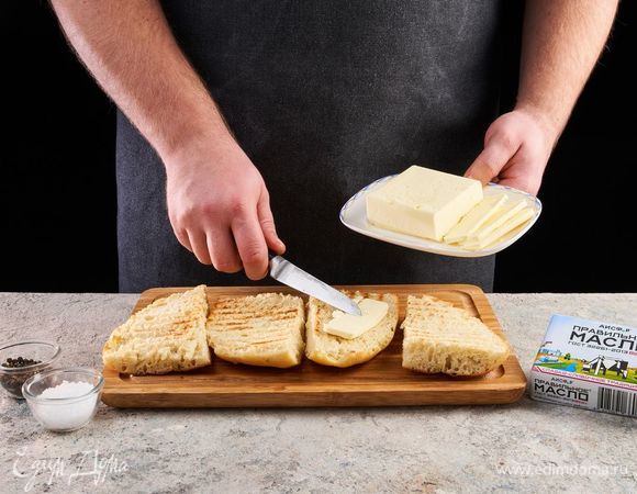 Намажьте ПравильноеМасло АИСФеР на хлеб, чуть посолите и поперчите.