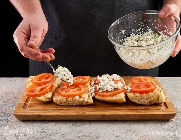 Выложите на каждый кусочек хлеба помидор и творожную смесь.