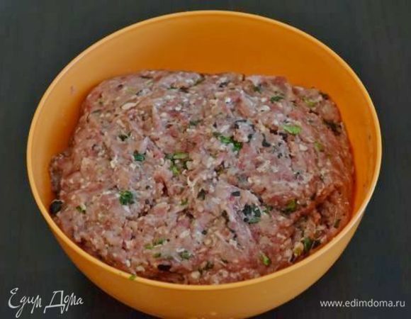 Так как в фарше нет скрепляющих компонентов (яиц, хлеба), его необходимо хорошенько вымесить. Для этого следует положить фарш в полиэтиленовый прочный пакет, крепко завязать и отбить фарш, ударяя его о поверхность. Пакет предотвратит рабочее место от разбрызгивания. В процессе отбивания фарш станет более вязким и плотным.