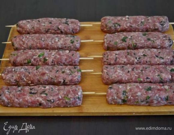 Вокруг шпажек сформировать продолговатые котлетки, стараясь избежать пустот.