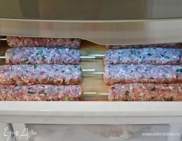 Перед обжариванием на гриле люляшки желательно слегка подморозить. Гриль-сковороду смазать растительным маслом и обжарить котлетки со всех сторон на среднем огне до характерных грильных полосочек и подрумянивания.