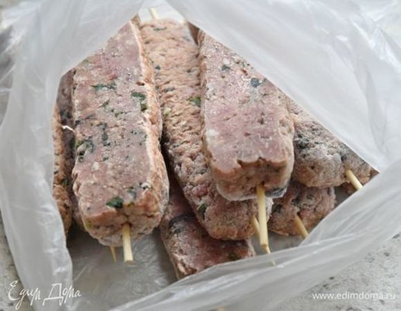 Если не обжариваете кебабы сразу, их можно заморозить и использовать по мере необходимости.