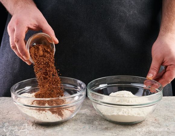 Чтобы приготовить белое и шоколадное тесто, выложите в две миски 280 г муки. Для шоколадного теста смешайте муку и какао-порошок.