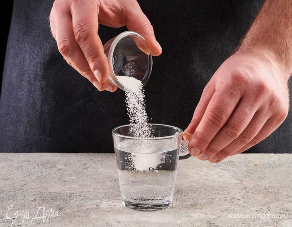 В стакане с водой растворите ванильный сахар.