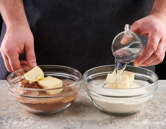 Добавьте половину воды с ванильным сахаром в каждую миску.