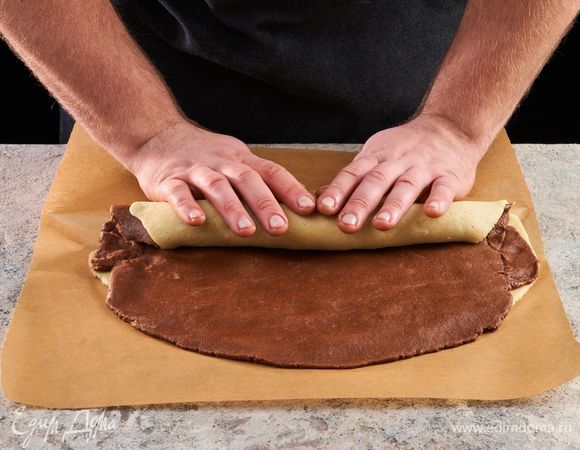 Скатайте его в рулет. Заверните пищевой пленкой и положите в холодильник на 20–30 минут.