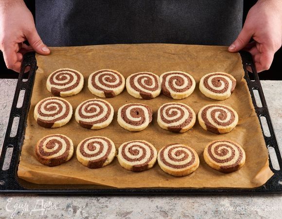 Разогрейте духовку до 180°C. Вытащите тесто из холодильника и нарежьте ломтиками толщиной 1 см. Выложите печенье на противень, застеленный пергаментной бумагой. Поставьте в духовку на 12–15 минут.