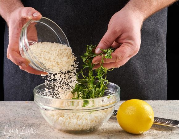 Добавьте панировочные сухари и мелко нарезанный базилик. Добавьте цедру лимона и лимонный сок. Посолите, поперчите и перемешайте.