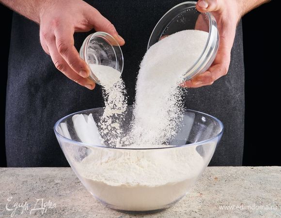 Смешайте полстакана сахара, муку и разрыхлитель.