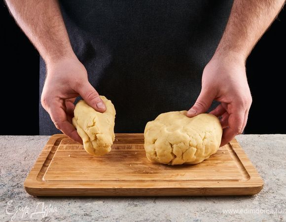 2/3 части получившегося теста уберите в холодильник на час. 1/3 теста заморозьте в морозильнике.