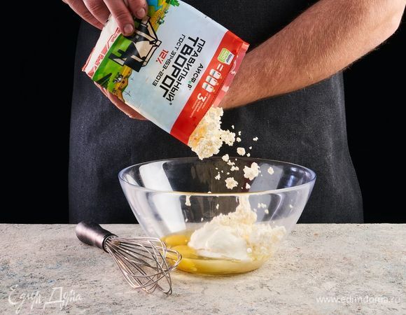 Добавьте ПравильныйТворог АИСФеР. Перемешайте до однородного состояния.