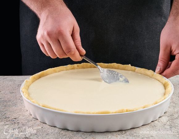 Затем выложите творожную смесь. Выпекайте 15 минут при 180°С.