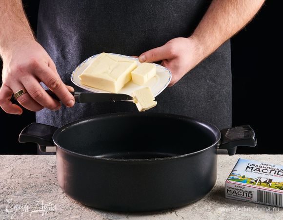 Растопите на сковороде ПравильноеМасло АИСФеР и добавьте оливковое масло.
