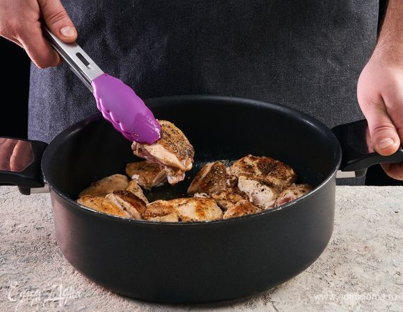 Выкладывайте на сковороду части курицы и обжаривайте небольшими партиями до появления золотистой корочки. Как только корочка появится, уберите курицу со сковородки.