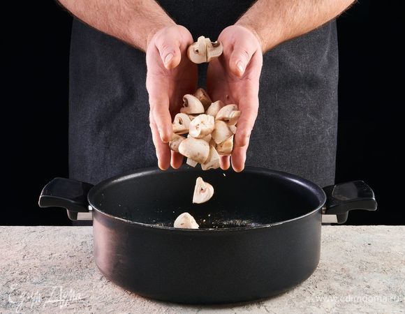 Грибы нарежьте и обжарьте в масле, оставшемся после обжарки курицы.