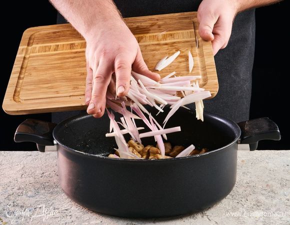 Добавьте лук с чесноком, обжаривайте 5 минут.