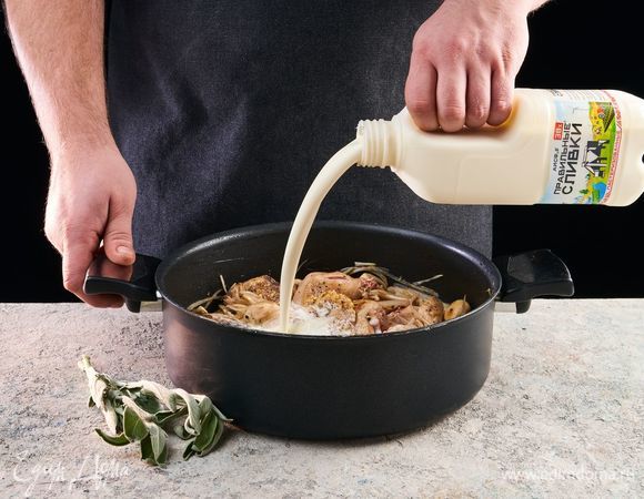 Добавьте ПравильныеСливки и шалфей.  Тушите 10–15 минут до загустения соуса.