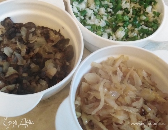 Опята обжарить с репчатым луком, подсолив, на 1 ст. л. растительного масла. Фасоль слегка разморозить. Нарезать. Рис отварить в подсоленной воде в соотношении 1:2. Смешать с фасолью. Капусту обжарить на 1 ст. л. растительного масла, посолив по вкусу.