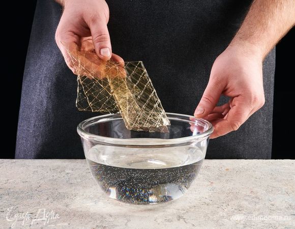 Замочите желатиновые листы в холодной воде, как указано на упаковке. Затем слейте и отожмите лишнюю воду.