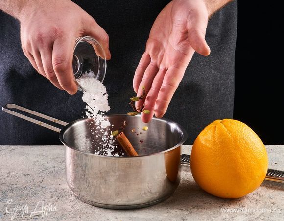 В сотейнике смешайте вишню без косточек, вишневый сок и крахмал. Добавьте гвоздику, кардамон, корицу и цедру апельсина. Варите до загустения.