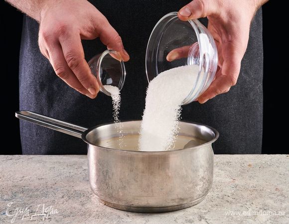 Добавьте 50 г сахара и ванильный сахар. Перемешайте, чуть проварите на среднем огне. Немного остудите.