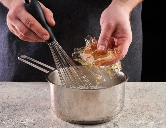 Добавьте желатиновые листы, перемешайте.