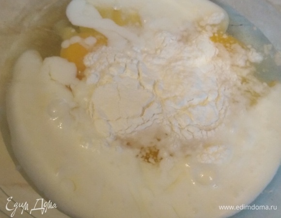 В кефир вбить яйца. Добавить соль, разрыхлитель. Перемешать.