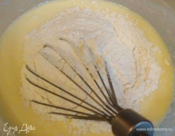 Всыпать муку.