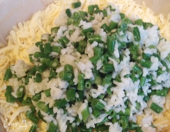 На сыр выложить рис с фасолью.