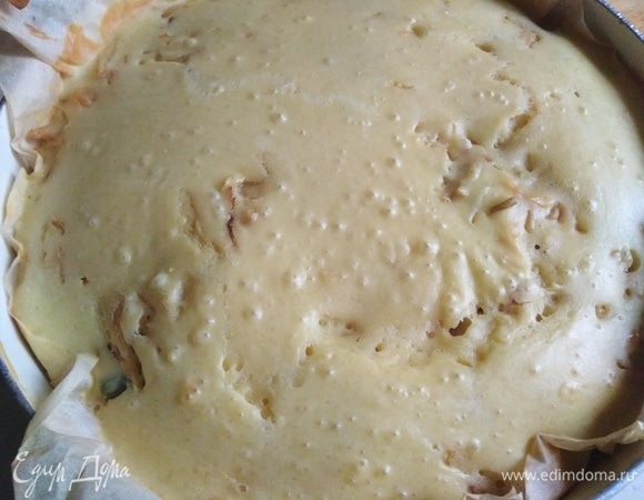 Поставить в разогретую духовку. Выпекать при 180°C 40 минут.