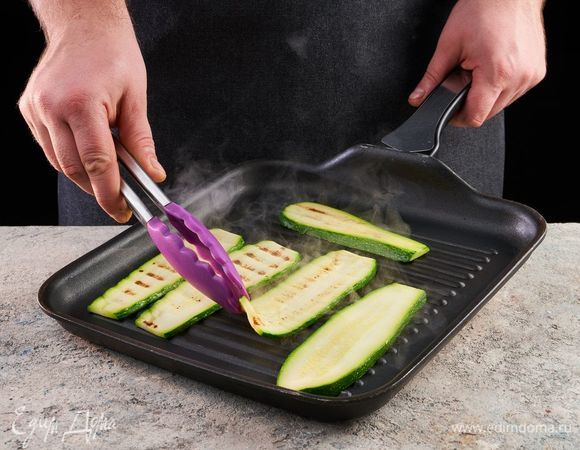 Цукини посолите, поперчите и обжарьте на сковороде-гриль с обеих сторон. 