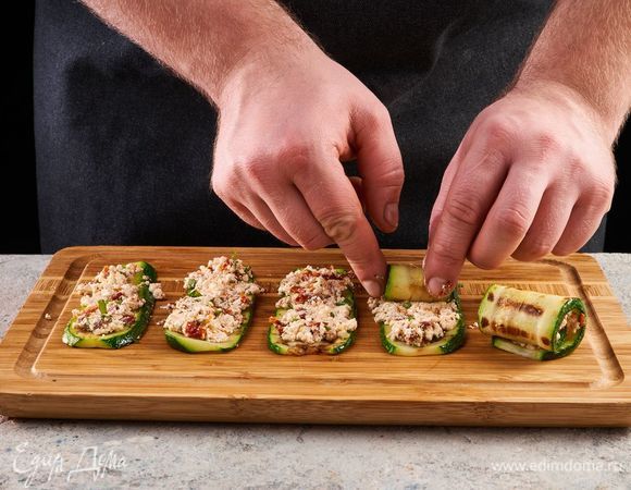 Выложите на каждую пластинку кабачка начинку и сверните рулетики.