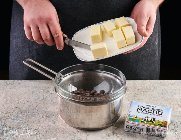 Разломите шоколад на кусочки и растопите на водяной бане. Добавьте ПравильноеМасло АИСФеР и перемешайте.